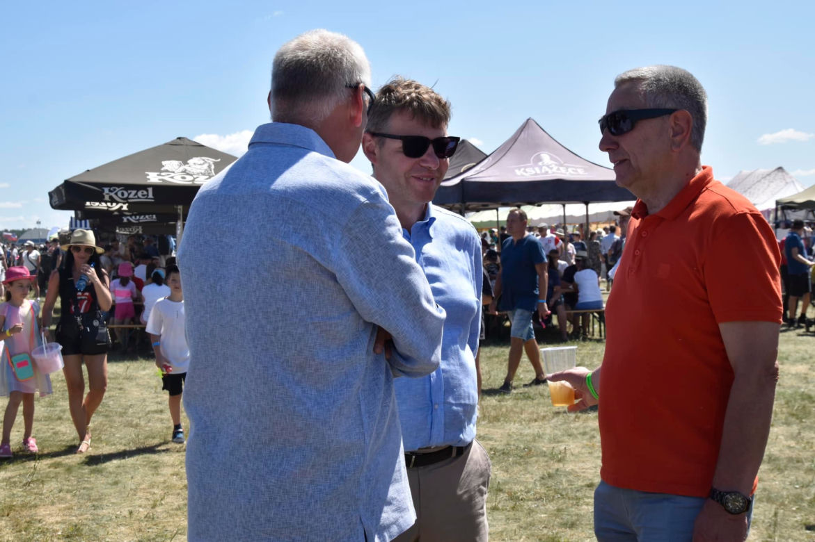 Rodzinny Piknik Lotniczy w Gryźlinach 2023. Lotnicy-akrobaci zachwycili publiczność