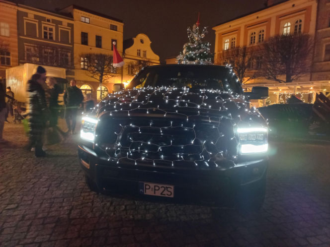 Świąteczny Zlot Amerykańskich Samochodów na Rynku w Lesznie