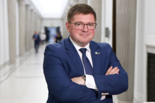 Nowy transfer w Sejmie. Dostał się z list PiS-u, ale teraz ma zastąpić Jakubiaka