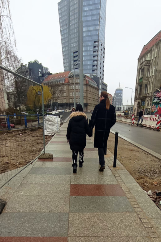 Słupy utrudniają życie pieszym na al. Wyzwolenia