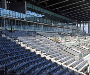 Montaż krzesełek na stadionie w Szczecinie