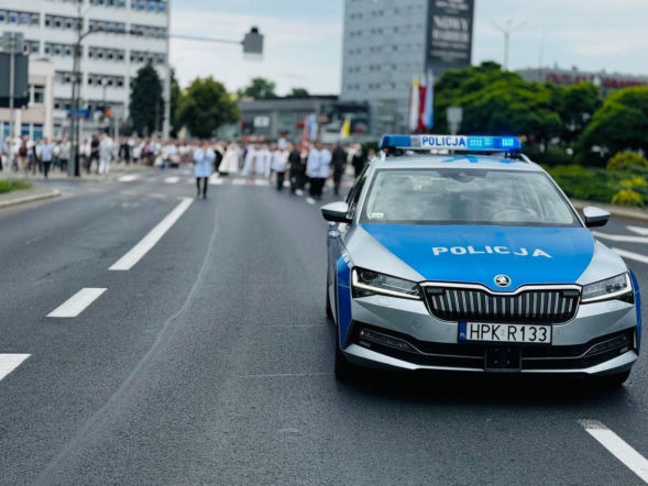 Groza w Boże Ciało! Pijany nożownik wtargnął przed ołtarz w Sosnowcu. Szybka reakcja policjantów