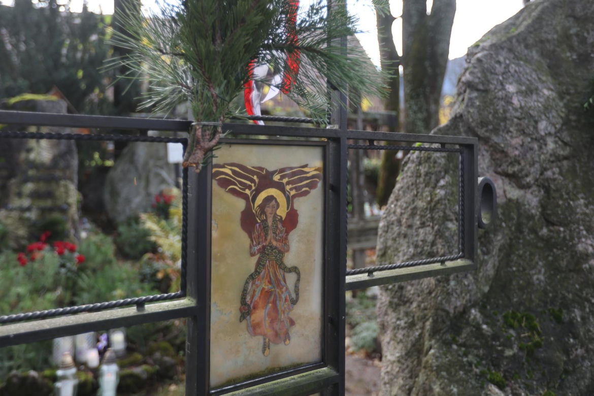 Drewniane rzeźbienia, góralskie korale, kolorowe ornamenty. Oto najpiękniejsze nagrobki na Podhalu