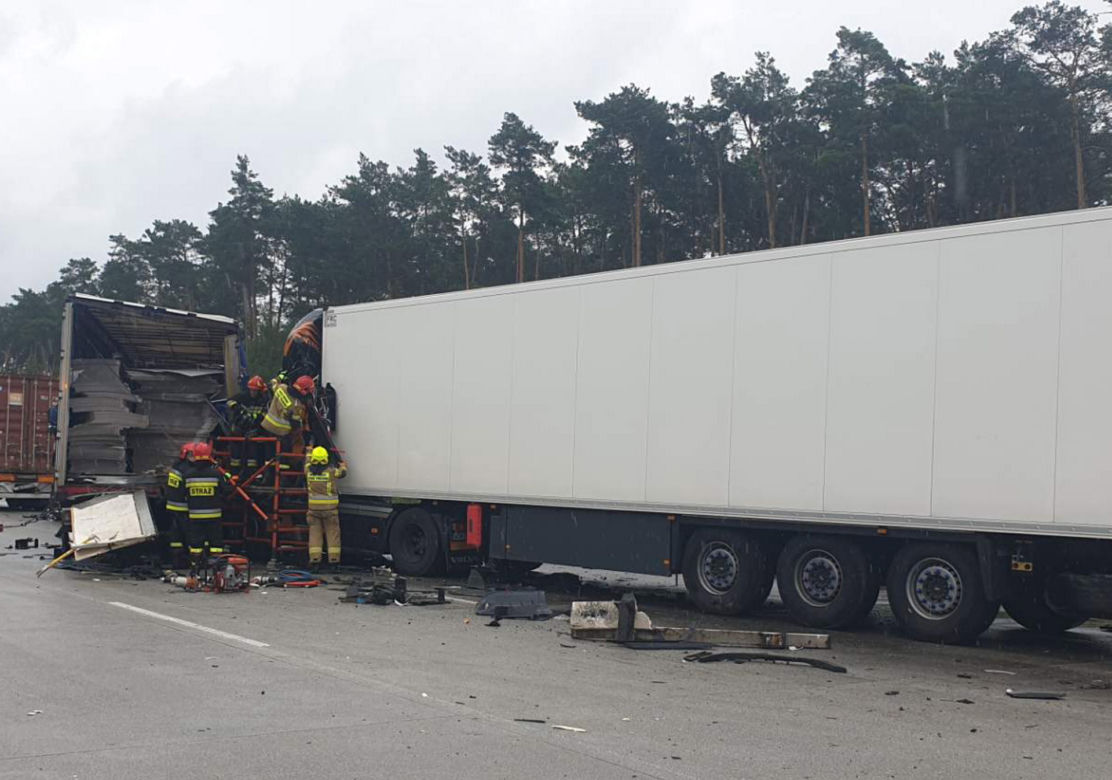 Potworny wypadek na A1 pod Radomskiem. 24-latka nie żyje. Zderzyły się cztery tiry [ZDJĘCIA]