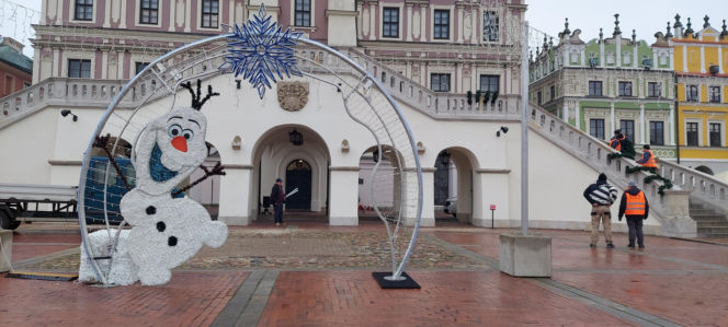 Bajkowa instalacja przed zamojski ratuszem