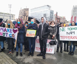 Setki młodych ludzi na ulicach Katowic! Protest klimatyczny na rynku [ZDJĘCIA]
