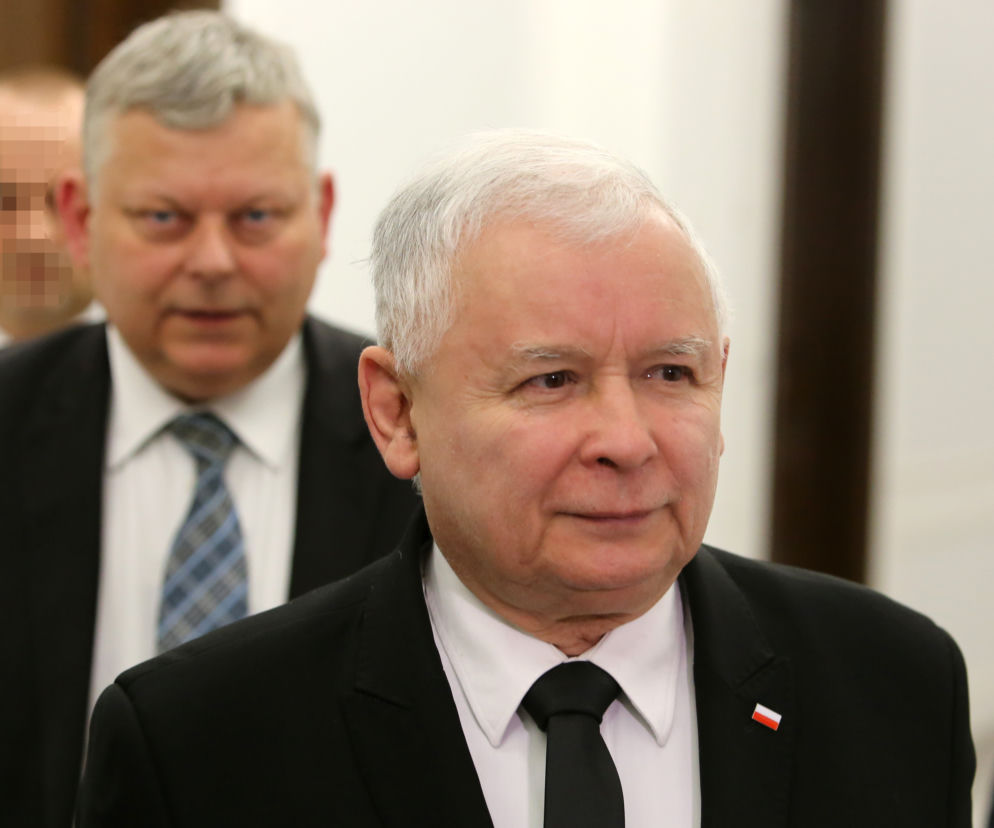 KACZYŃSKI PŁACI TYSIĄCE ASYSTENTOWI.