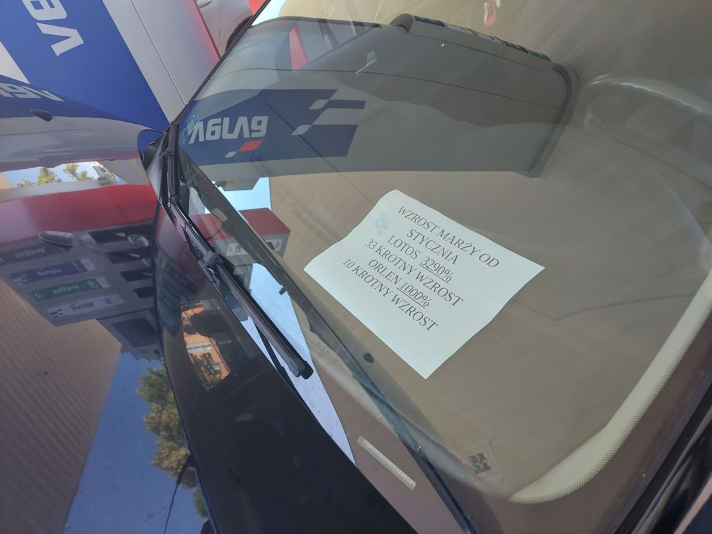 BLOKUJEMY ORLEN. W Starachowicach więcej Policji niż blokujących