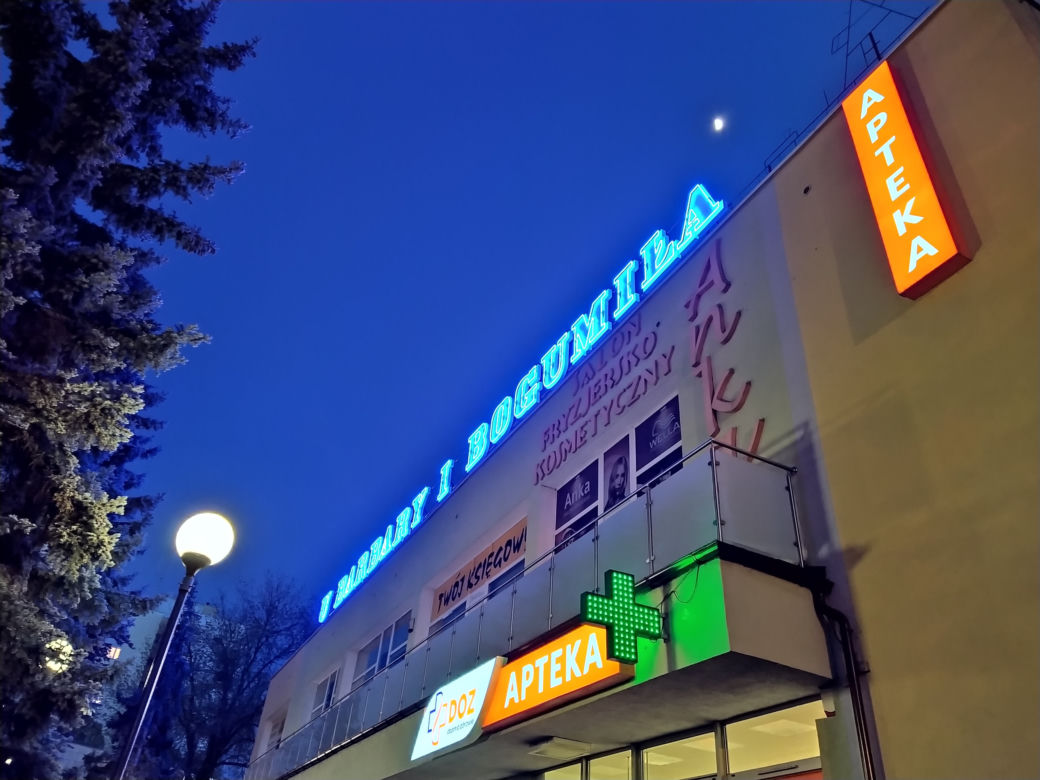 Historyczny neon znów rozświetla ulice Kalisza