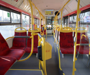 Pustki w autobusie nowej linii dla seniorów