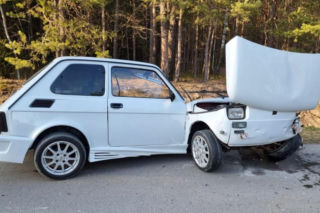 Dramatyczny wypadek pod Biłgorajem. Fiat 126p rozpadł się na pół