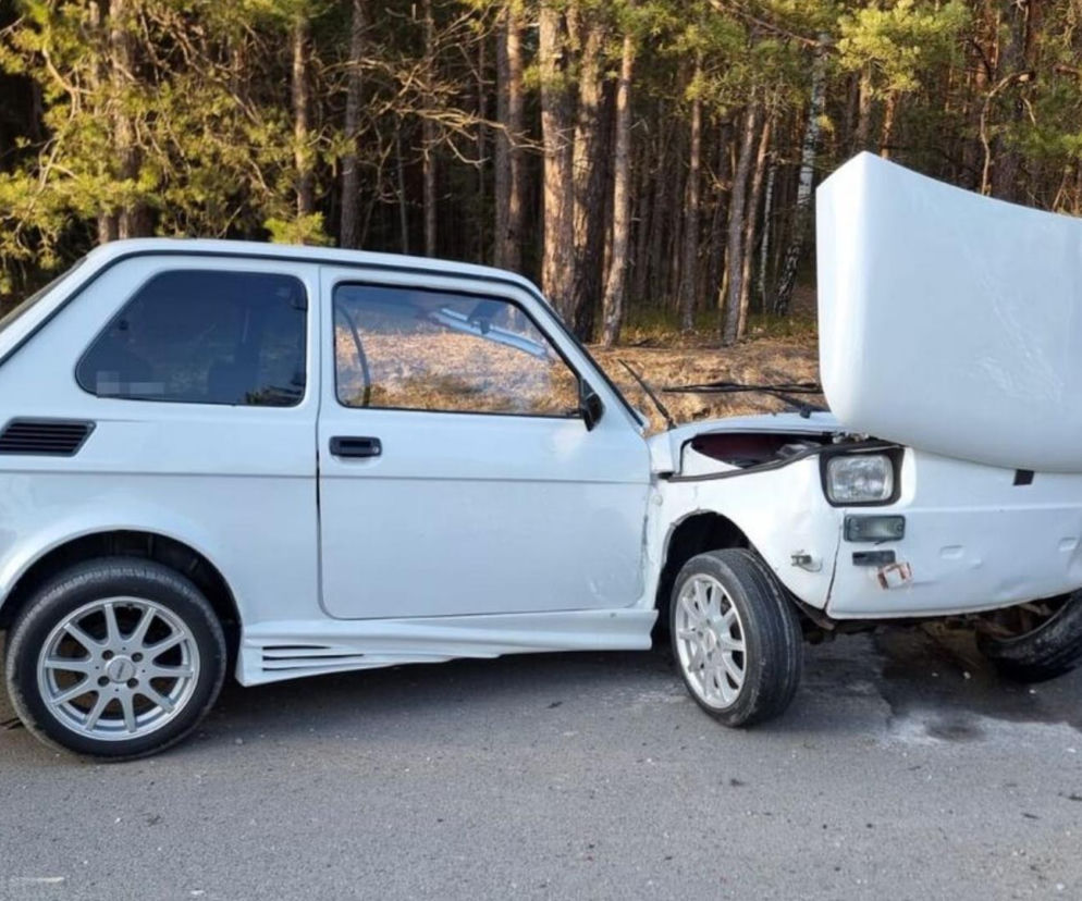Dramatyczny wypadek pod Biłgorajem. Fiat 126p rozpadł się na pół