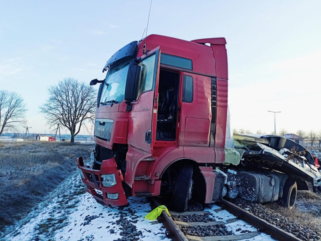 Dramat na torach. Tir wjechał w pociąg. Poważne utrudnienia