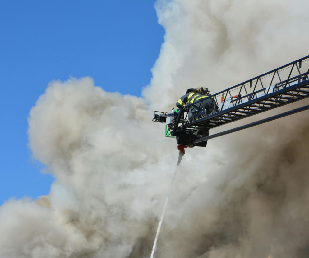 Zabytkowy pałac w ogniu! Ogień trawi historyczny budynek w Lubuskiem