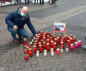 Grudziądzanie ustawiają serce dla Pawła Adamowicza w drugą rocznicę śmierci