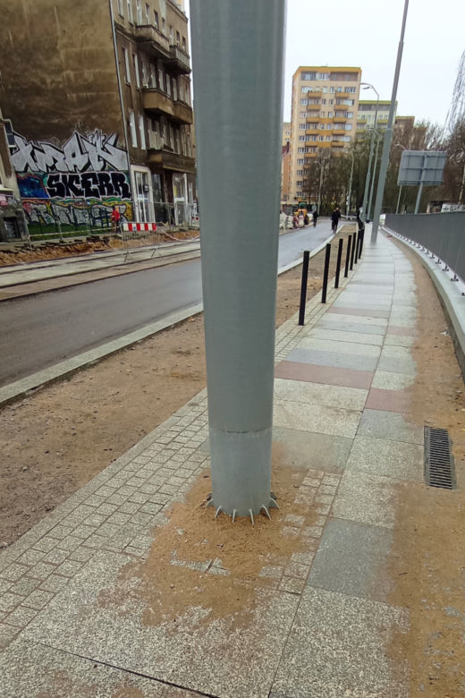 Słupy utrudniają życie pieszym na al. Wyzwolenia
