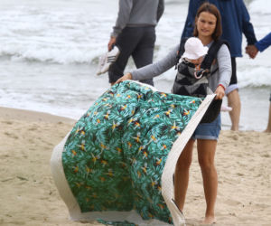 Anna Starmach z dzieckiem na plaży