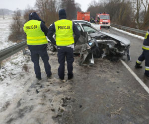 DW 670. Bieniowce - Dąbrowa Białostocka. Wypadek na DW 670. Czołowe zderzenie audi z volkswagenem. Trzy osoby w szpitalu [ZDJĘCIA]