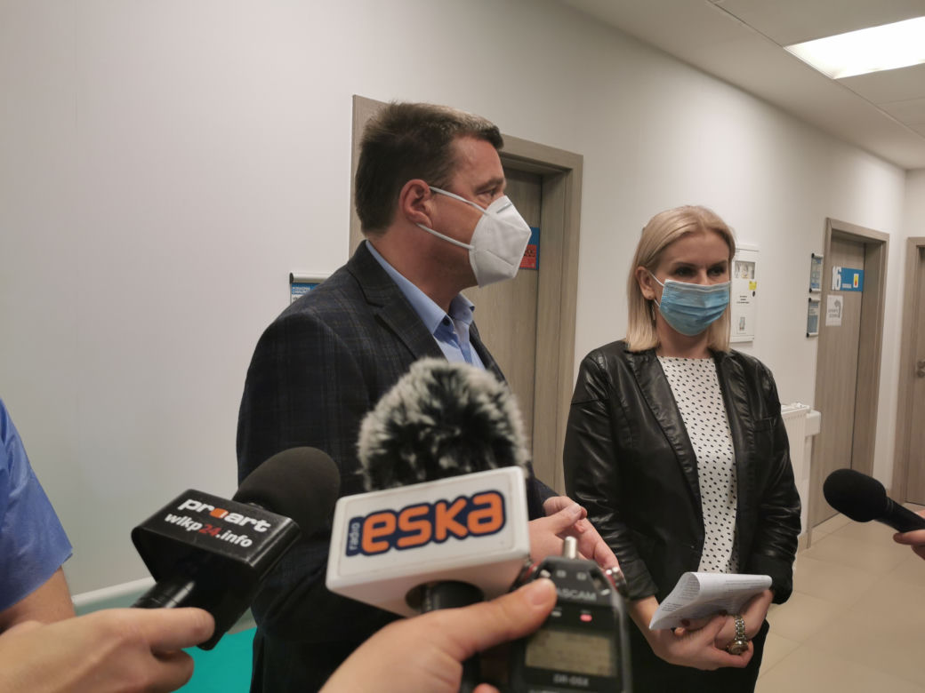 Szpital w Ostrowie rozpoczął szczepienia przeciw COVID-19