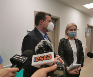 Szpital w Ostrowie rozpoczął szczepienia przeciw COVID-19