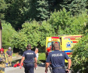 Wybuch w mieszkaniu komunalnym. Kobieta poparzona. Na miejsce wezwano śmigłowiec LPR