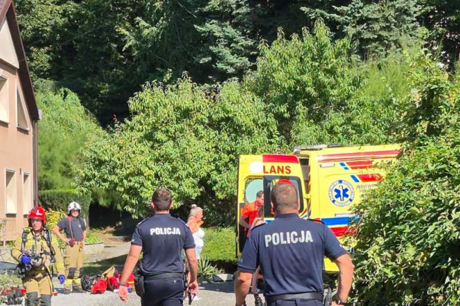 Strażacy i policjanci na miejscu wybuchu gazu przy karetce pogotowia. O wypadku w Toszku przeczytasz na Eska Śląskie.