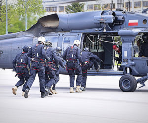 Lublin: Policyjny helikopter krążył nad miastem. Poważne działania policyjnych komandosów 