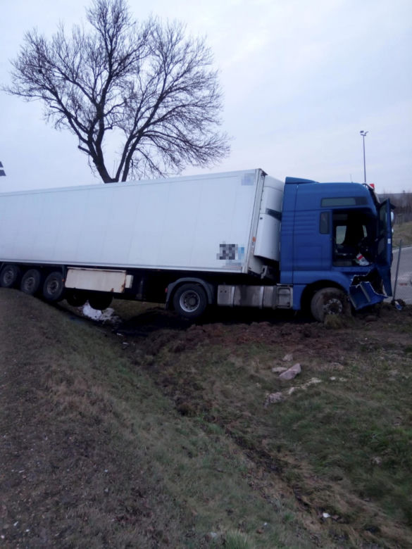 Śmiertelny wypadek na DK14! Mieszkaniec Łodzi nie miał szans w zderzeniu z tirem [ZDJĘCIA]. 