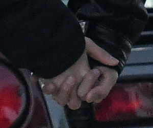 Maciej Musiał najpierw pieści auto, potem dziewczynę