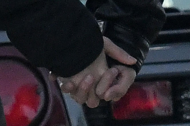 Maciej Musiał najpierw pieści auto, potem dziewczynę