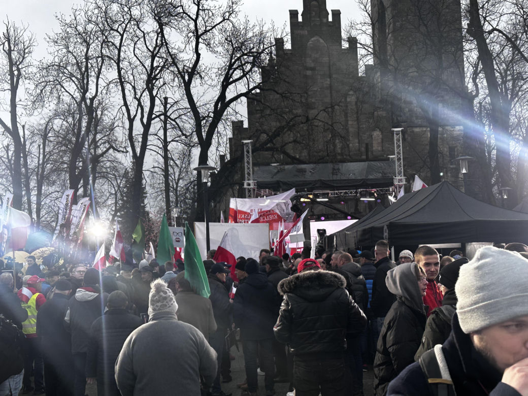 Chaos w Końskich. Dwie debaty prezydenckie, tłumy ludzi na rynku 