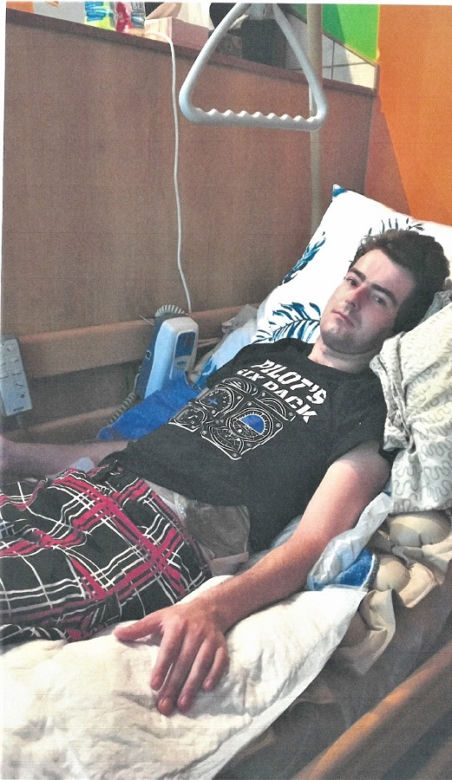 Przygniotła go ciężka sztaplarka. 25-letni Krystian znów chce chodzić