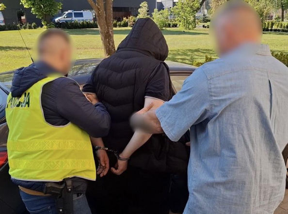 27-latek zaatakował policjanta w dyskoncie. Włożył mu palec do oka! Ranny funkcjonariusz trafił do szpitala