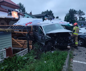 Pijany 19-latek uciekał przed policją. Rozbił auta, ogrodzenie i latarnię