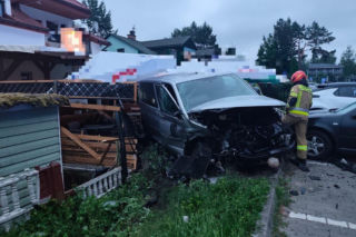Pijany 19-latek uciekał przed policją. Rozbił auta, ogrodzenie i latarnię