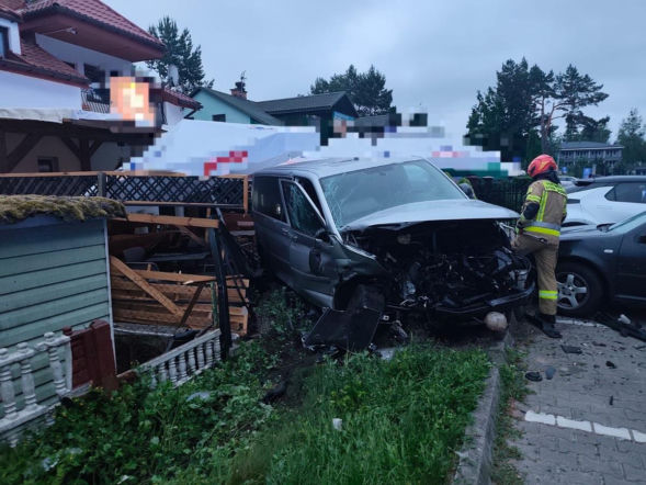 Pijany 19-latek uciekał przed policją. Rozbił auta, ogrodzenie i latarnię