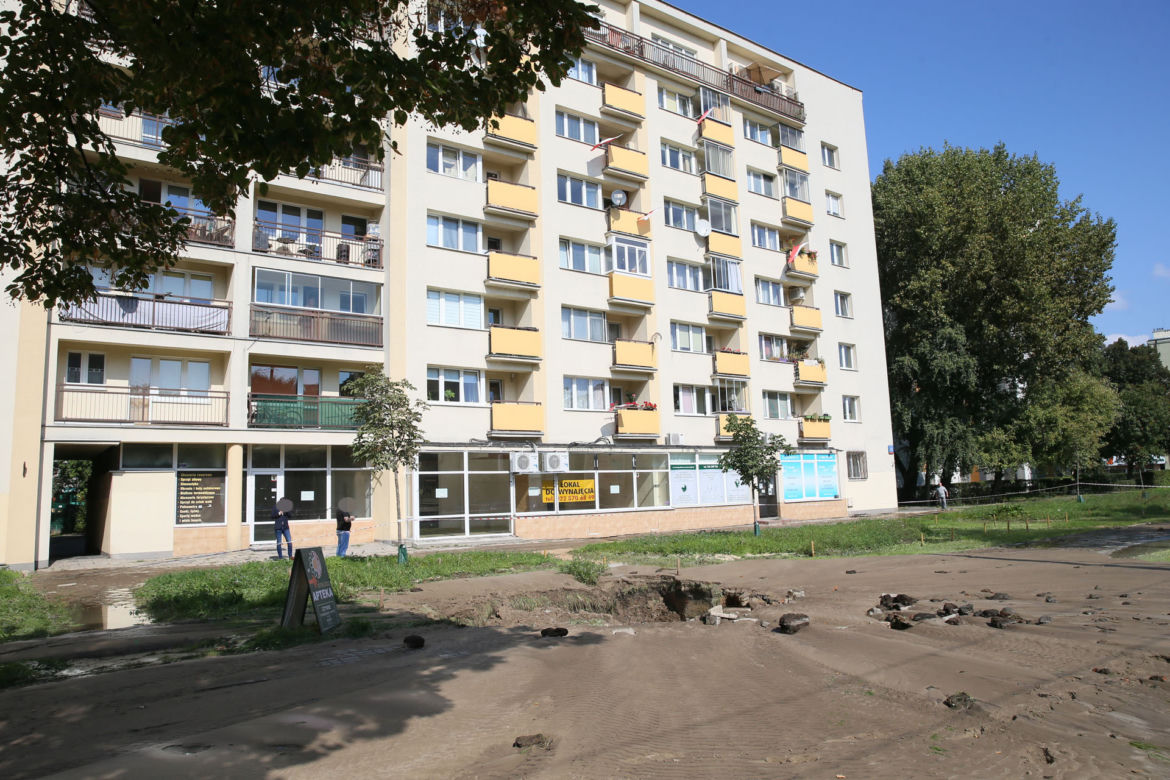 Ogromna wyrwa w chodniku