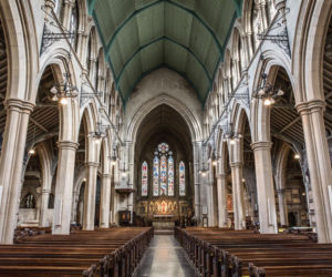 Nowe dane o Kościele w Polsce. Coraz mniej osób przyjmuje te dwa sakramenty