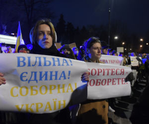 Transparenty na antyrosyjskich protestach