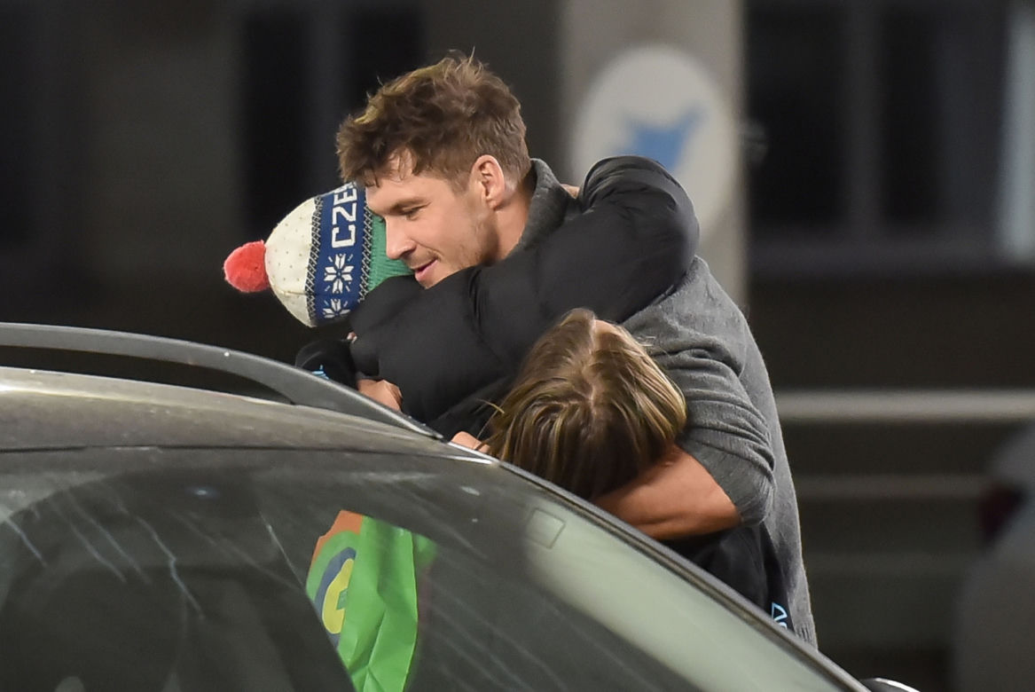 Czułości na parkingu. Mikołaj Roznerski z Martą Juras