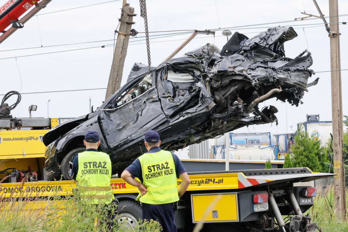 Dramat w Wielkopolsce. Samochód wjechał wprost pod pociąg