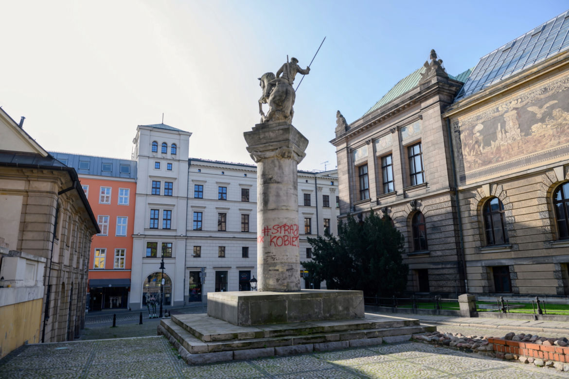 Tajemnicze znaki X na pomniku 15. Pułku Ułanów Poznańskich! Kto je namalował? [ZDJĘCIA] 