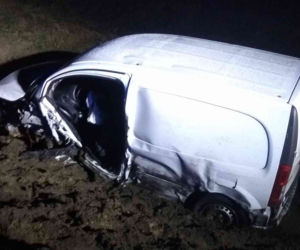 Kobieta jechała toyotą pod prąd. Zderzyła się czołowo z mercedesem