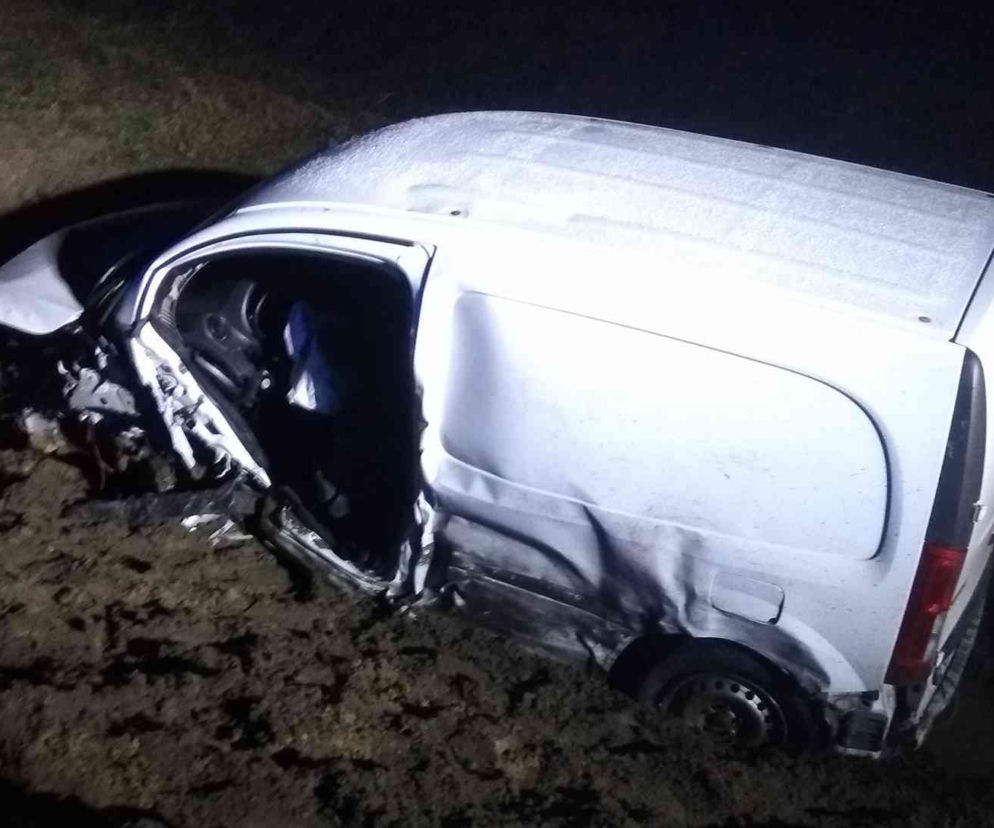 Kobieta jechała toyotą pod prąd. Zderzyła się czołowo z mercedesem