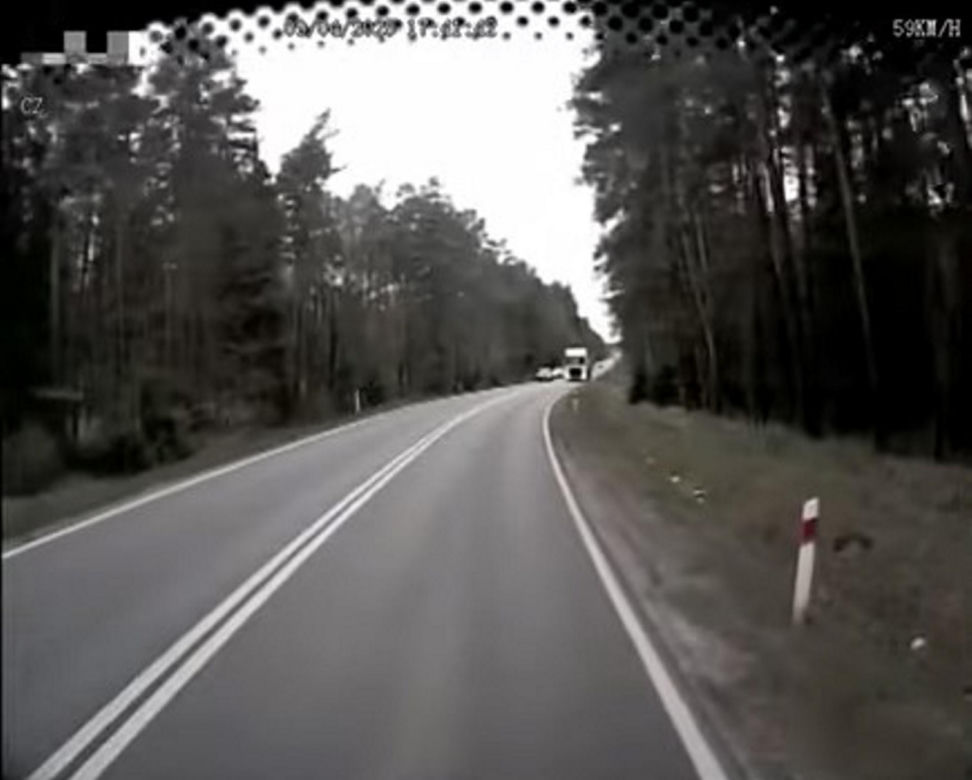 Tir jechał na zderzenie z autobusem pełnym pasażerów. O krok od tragedii na DK 11 pod Tarnowskimi Górami [ZDJĘCIA].