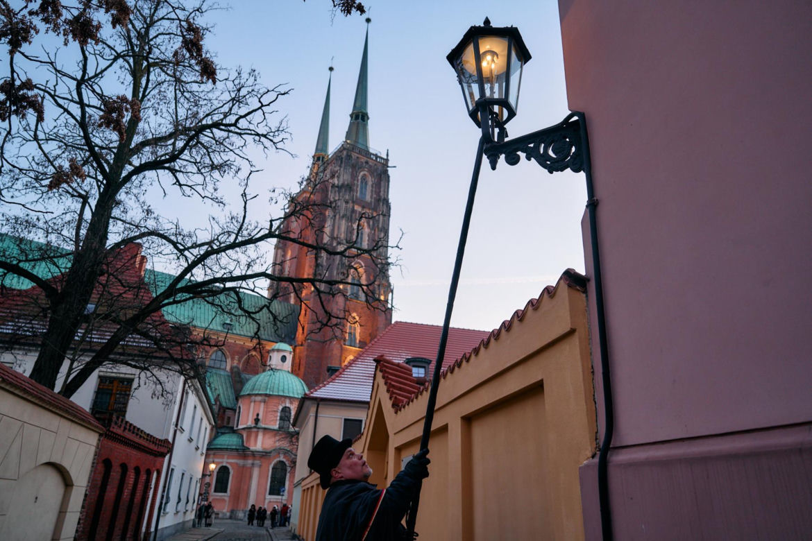 Wrocławski latarnik zapala 99 lamp gazowych