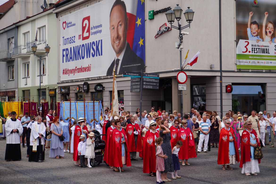 Boże Ciało 2024. Tłumy wiernych przeszły w procesji ulicami Białegostoku