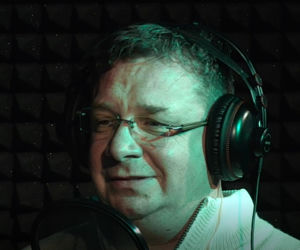 Michał Wójcik śpiewa i pomaga