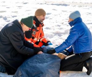 Na sygnale, odc. 868. Sonia (Natalia Rewińska), Benio (Hubert Jarczak), Maciek (Adam Walkiewicz), Bohdan (Adam Kamień)