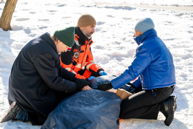 Na sygnale, odc. 868. Sonia (Natalia Rewińska), Benio (Hubert Jarczak), Maciek (Adam Walkiewicz), Bohdan (Adam Kamień)